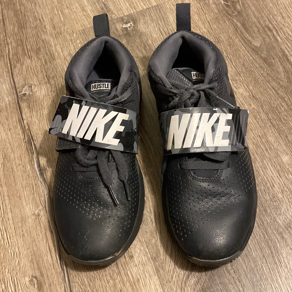 💜FREE w/ Purchase💜 🎱 Nike Boys Team Hustle D8 Athletic Sneakers 🎱